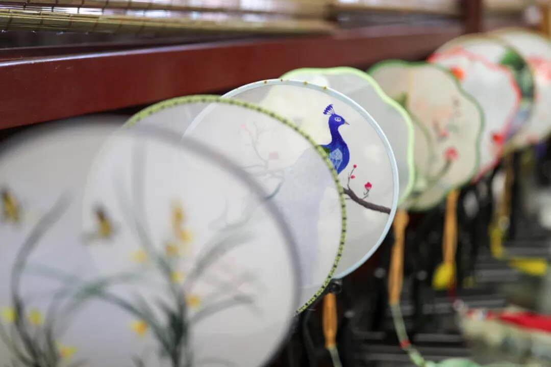 Suzhou Craftsmen’s silk palace fan