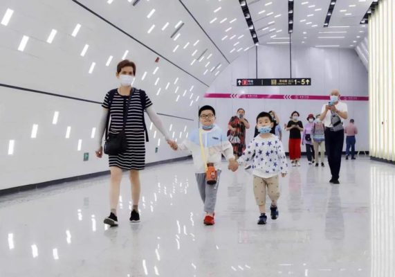 riding with children in Suzhou rail transit stations