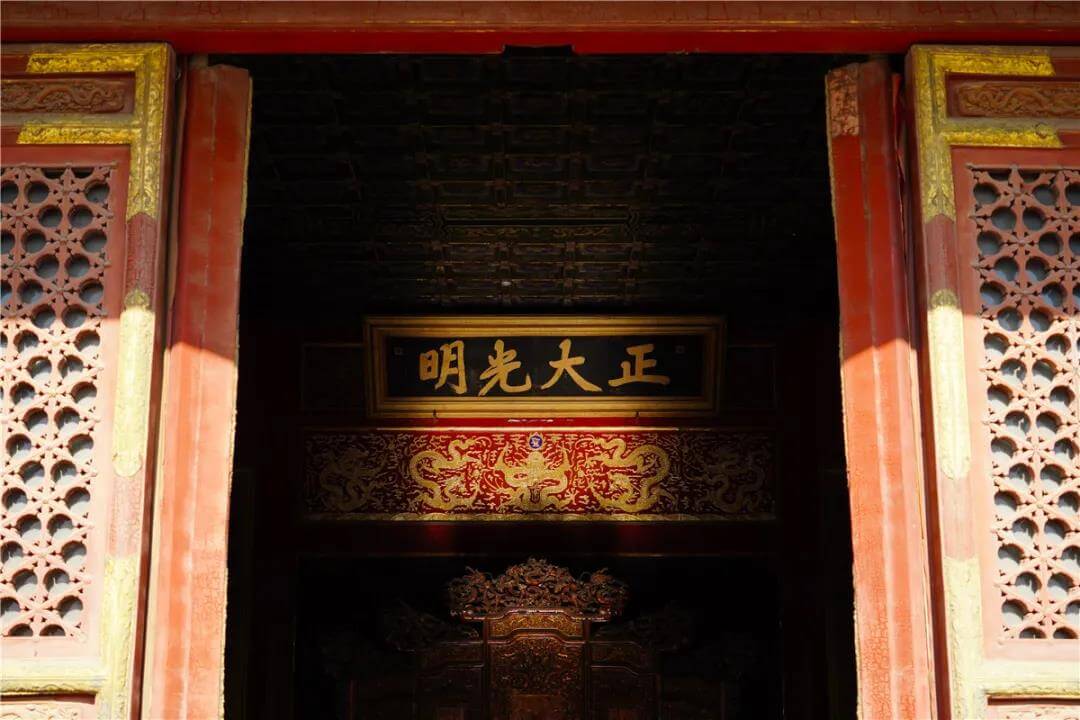 the plaque of Zhengda Guangming in the Qianqing palace of the Forbidden City